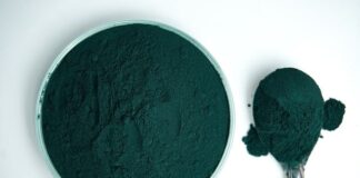 Czy spirulina barwi włosy?